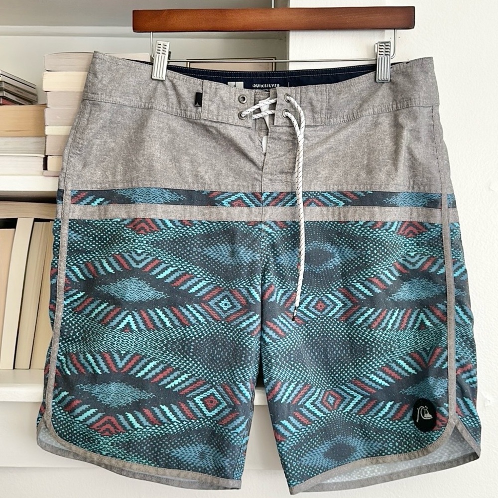 Sz 33 men’s quicksilver swim trunks shorts board